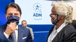 Beppe Grillo, la frase rubata su Conte: "Col c*** che mi faccio vedere con lui e i suoi pulcini"