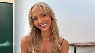 Annie Knight, le foto spinte : lo schiaffo a suo padre, un disastro in famiglia