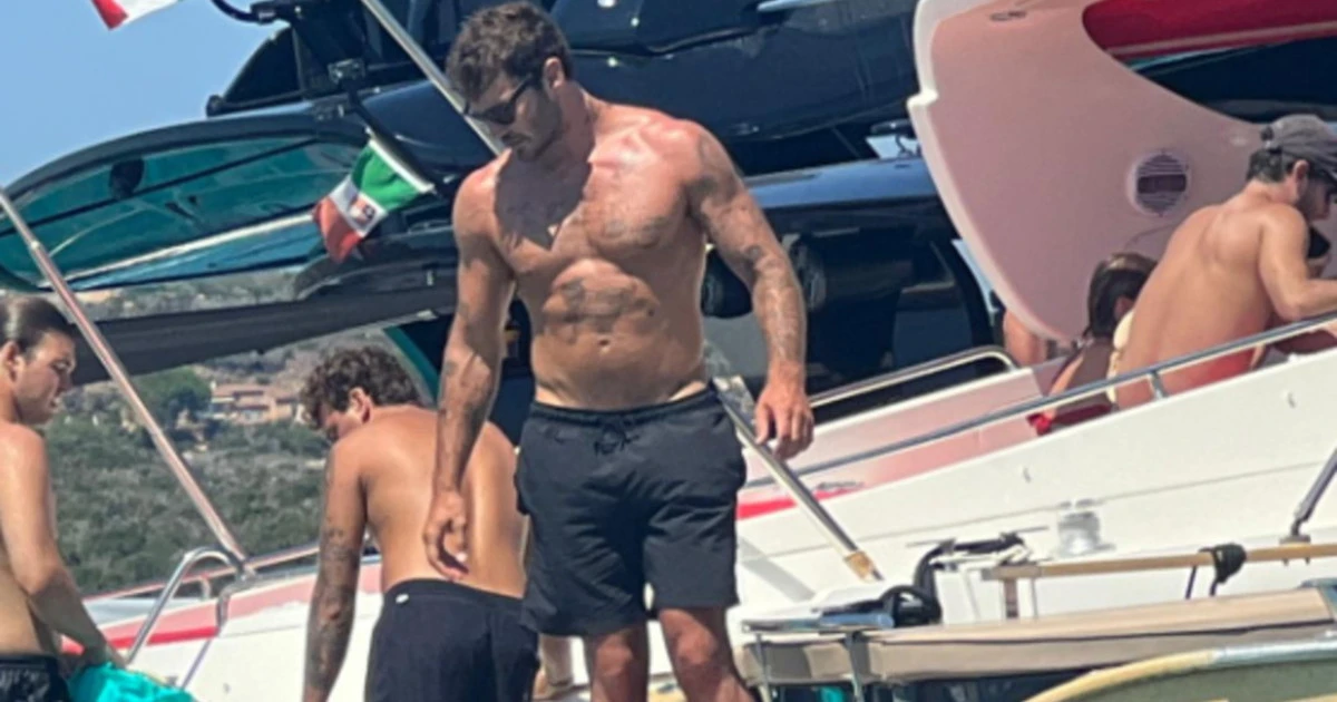 Stefano De Martino, vacanze e relax in barca: ecco le foto 