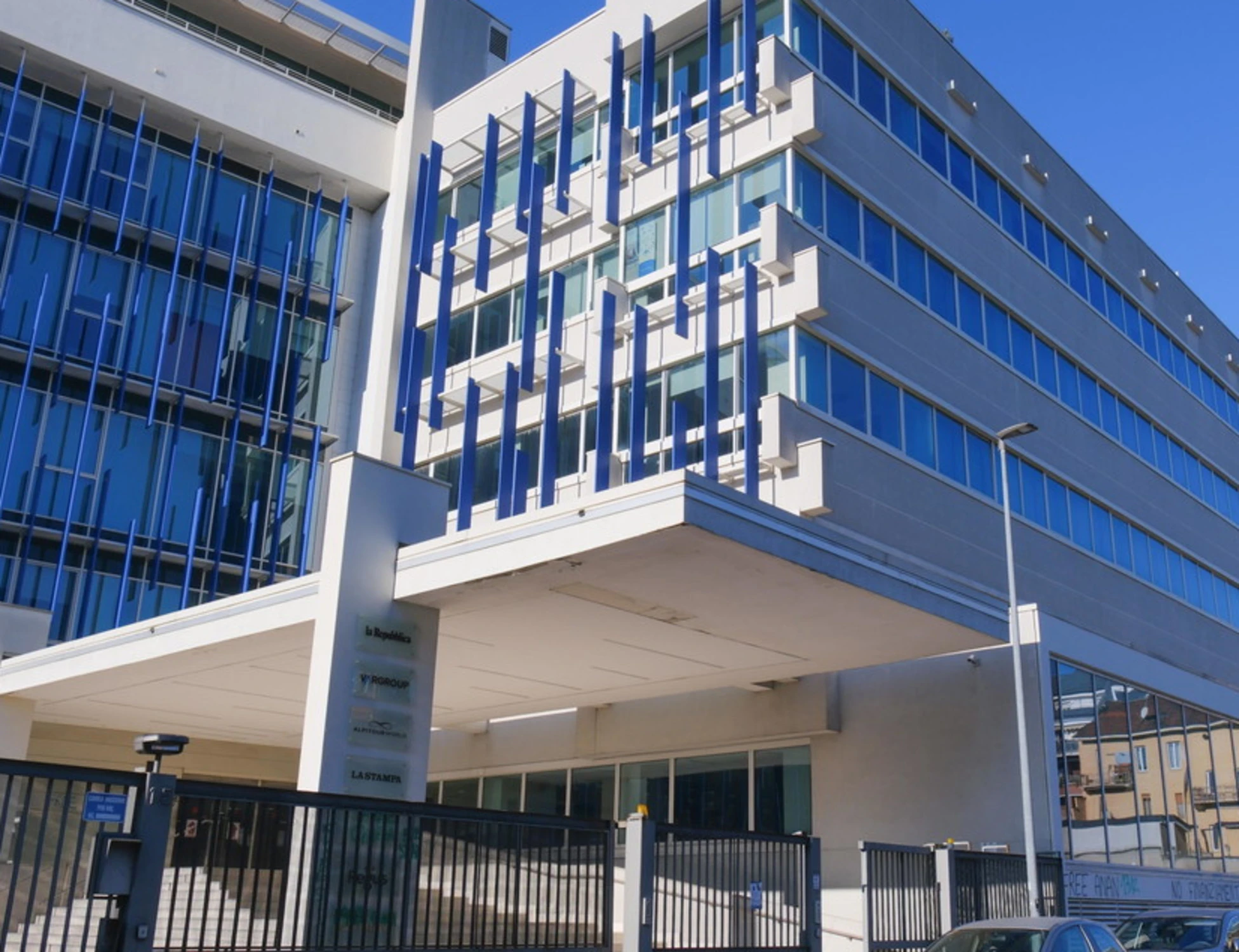 La Stampa, niente edicola: "Un giorno drammatico". Esplode il quotidiano, bordate a Elkann