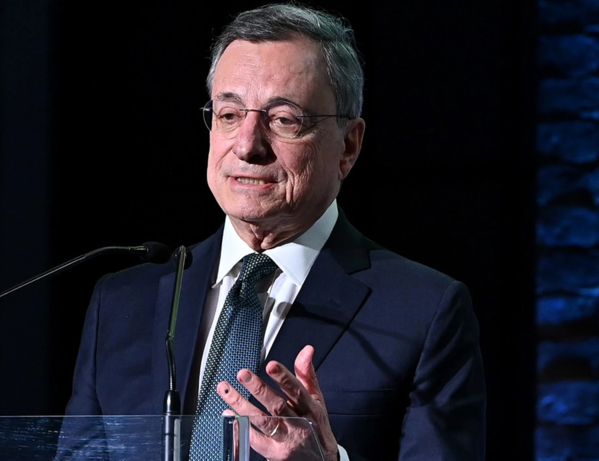 Ue, Mario Draghi bacchetta Ursula von der Leyen: "Come sarà ricordato quest'anno"