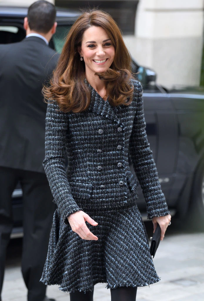 Kate Middleton da infarto con il micro-gonnellino, delirio in pubblico