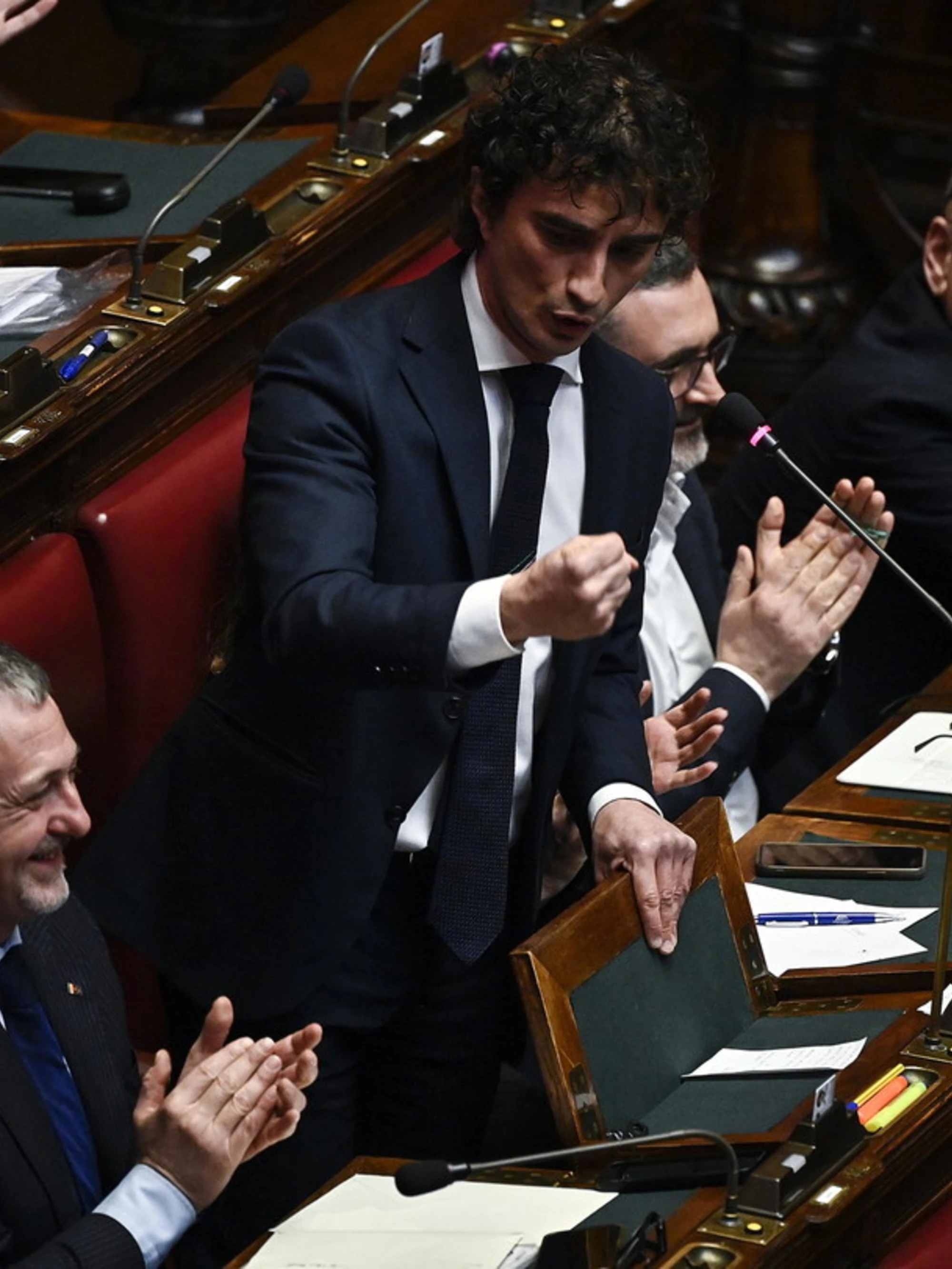 FdI denuncia la sinistra: sfregio alla polizia alla Camera