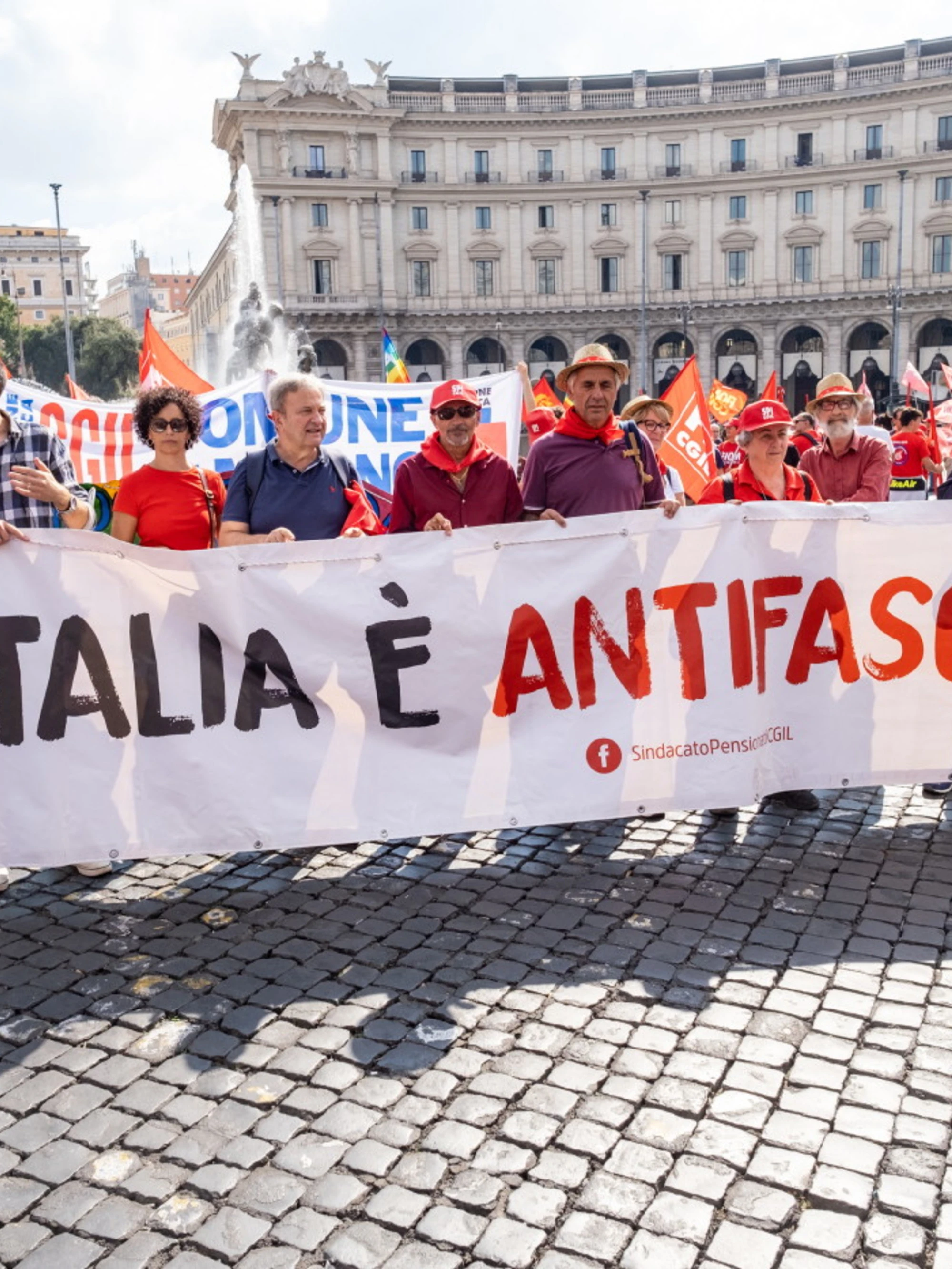 Sinistra, i compagni la smettano con la retorica dell'antifascismo in Costituzione