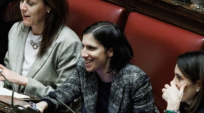 Elly Schlein si candida in Europa e le donne dem si rivoltano