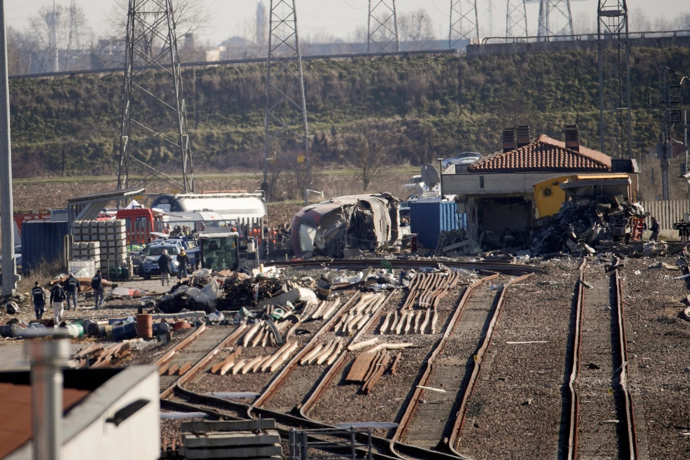 Treno deragliato a Lodi, il pm: "Scambio fuori posizione. Può anche essere un errore umano"