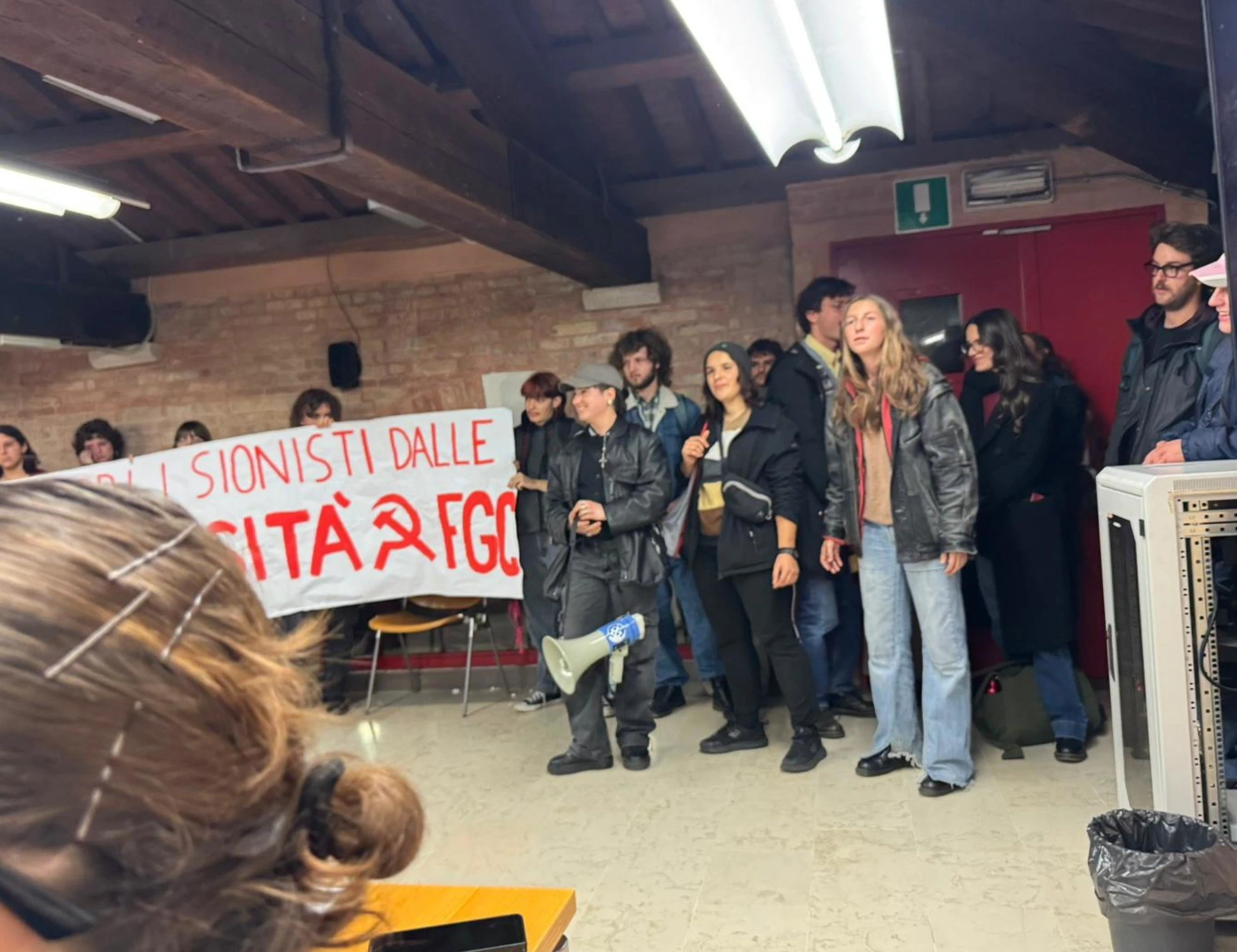 Il dem Fiano zittito e "sotto choc". Blitz dei pro-Pal, sfregio comunista