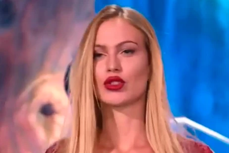Taylor Mega umilia i poveri: con cosa si cosparge il seno per festeggiare 1,5 milioni di fan
