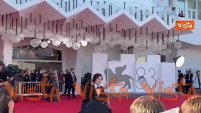 Nicolas Maupas e Bianca Balti con le ali arrivano sul red Carpet di Venezia 83 selfie e autografi