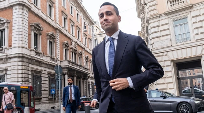 Luigi Di Maio umiliato al telefono: "Scusa se ti disturbo, ma..."