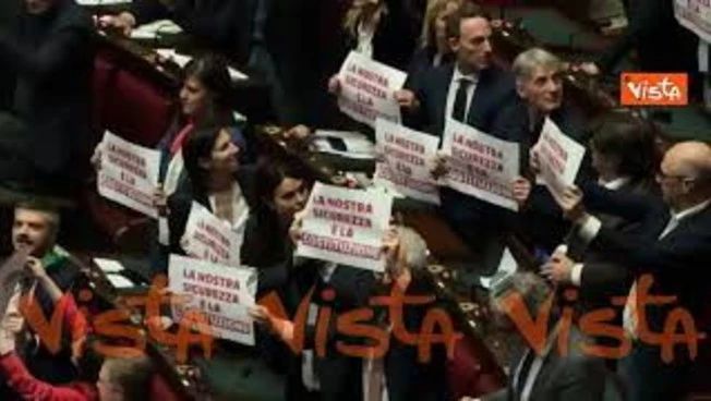 Camera approva Dl Sicurezza, la protesta delle opposizioni 'La nostra sicurezza è la Costituzione'