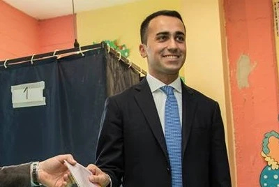 Luigi Di Maio al seggio, alle sue spalle il cartello: "Benvenuto a scuola". Il messaggio per fetto
