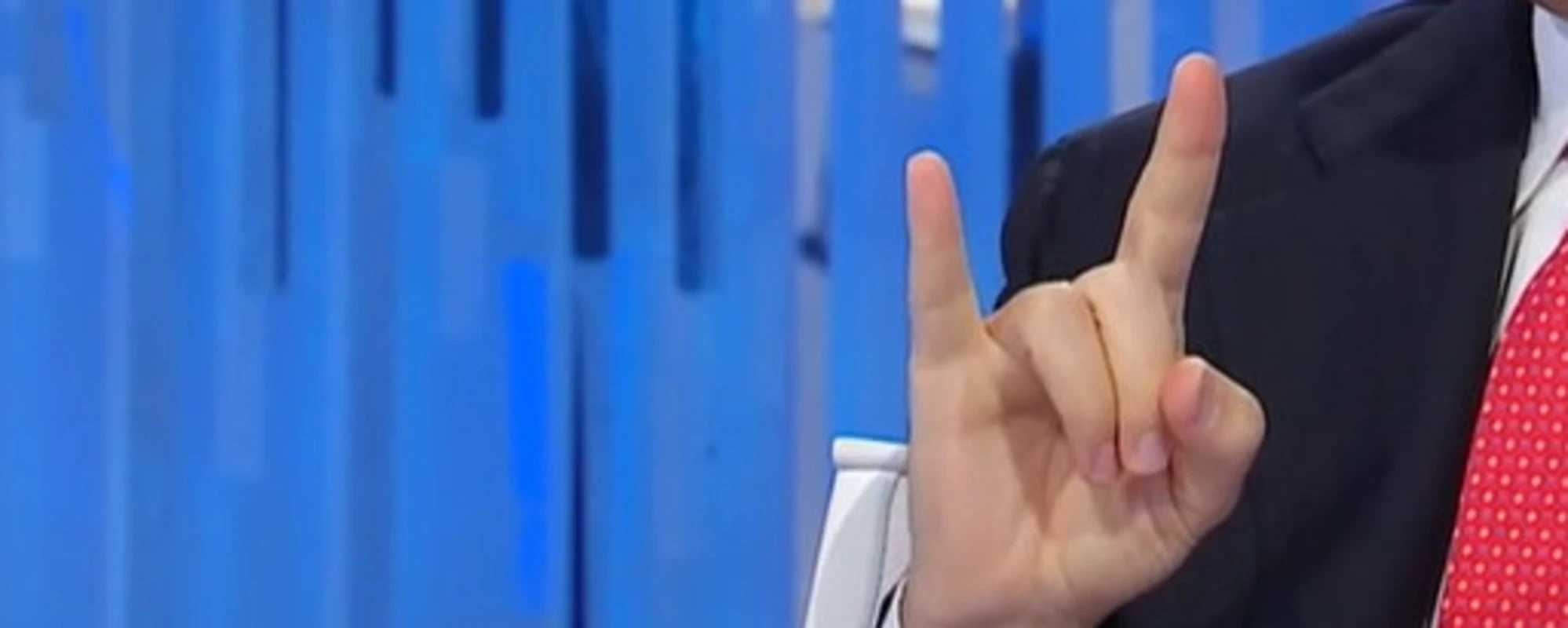 &quot;Ti&egrave;!&quot;. Bocchino, corna in diretta e gufi ko <span style="color: rgb(153, 0, 0);">Video</span>