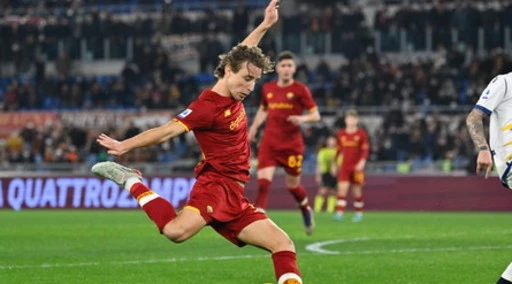 Roma inquietante, il Verona banchetta per un tempo: Mou salvato dai ragazzini della Primavera