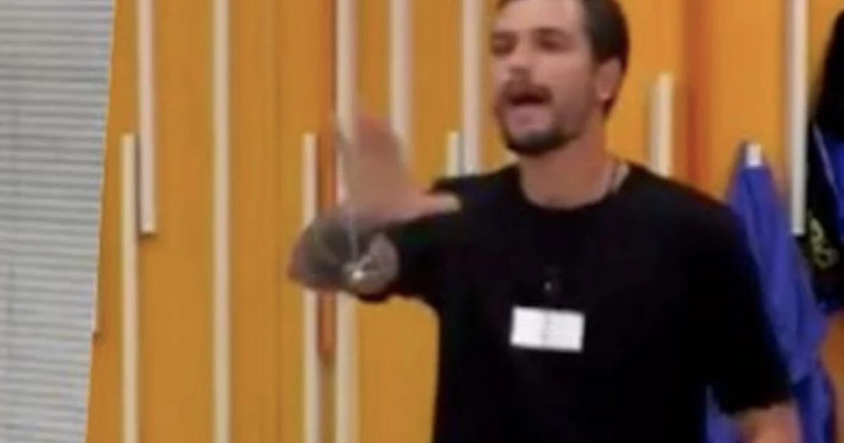 Grande Fratello Vip, raptus di Andrea Zelletta: "Gridi anche tu?". Bastonato in diretta, perde la testa: una lite senza precedenti