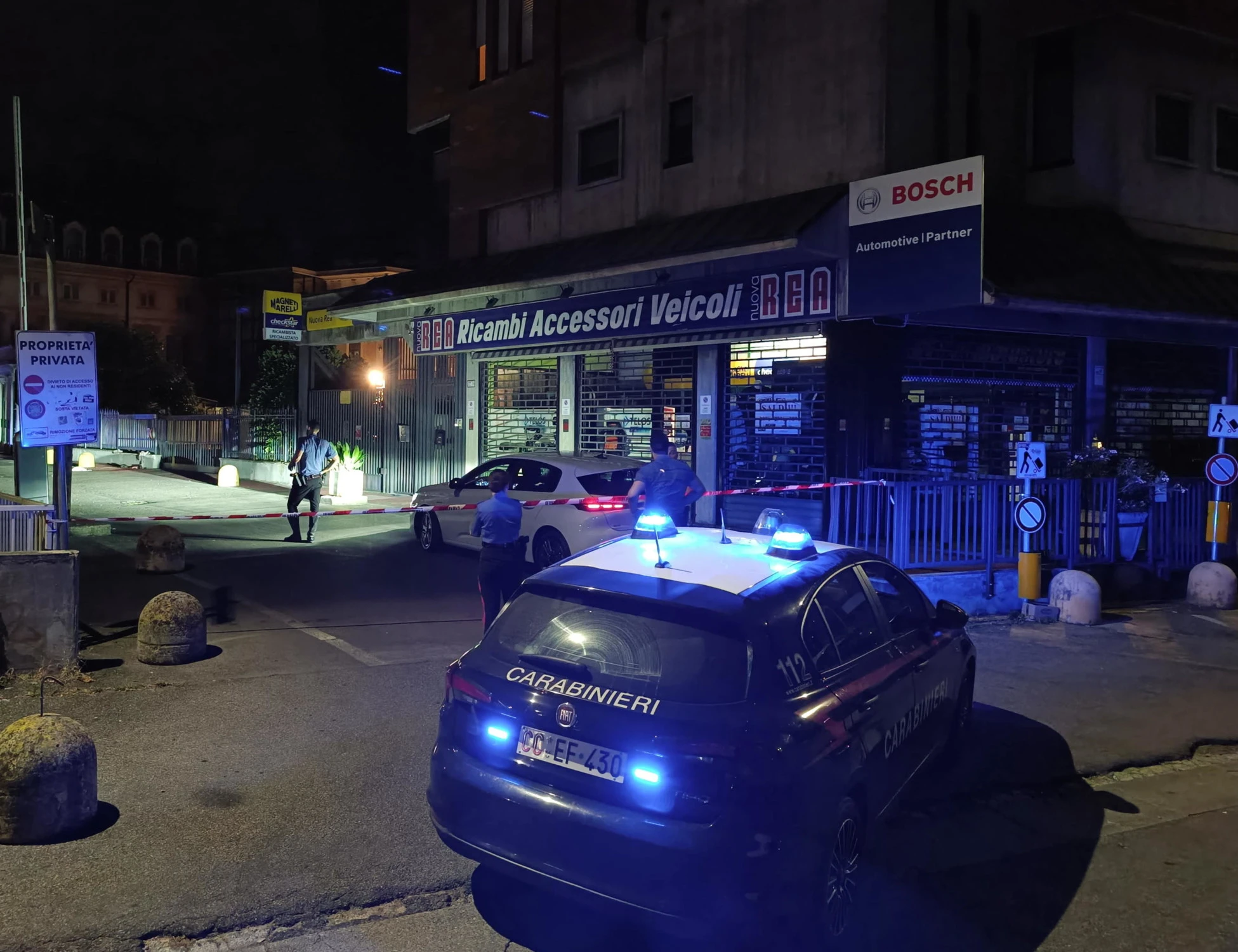 Bergamo, accoltella la moglie davanti al figlio con un paio di forbici: chi è la belva