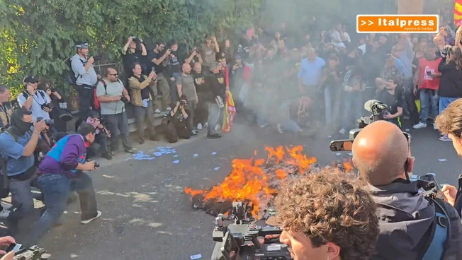 Sciopero generale, a Napoli carro armato di carta bruciato davanti a forze ordine