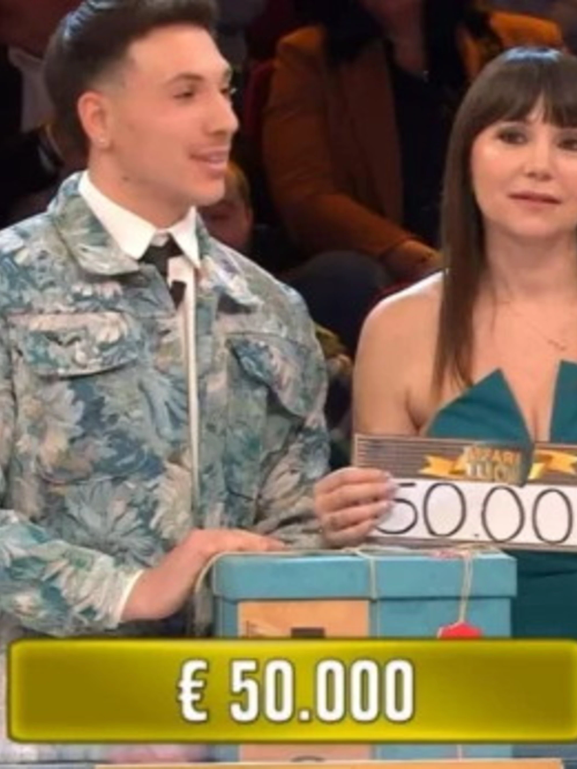Affari Tuoi, ormone impazzito per Tina: assalto a De Martino. E lui fugge!