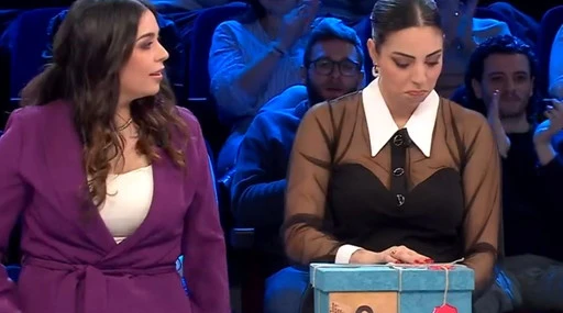 Affari Tuoi, "ti auguro il mondo che per te è anche poco": chi ci prova con Morena. De Martino sconvolto