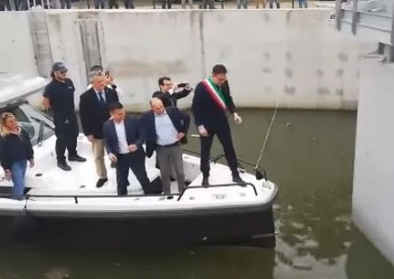 Pisa, il varo del sindaco è una scena fantozziana: la vendetta della bottiglia alla cerimonia