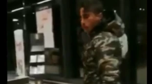 Alessandro Meluzzi segnala un video da un supermercato di Cento: cassiera aggredita con sputi da due immigrati