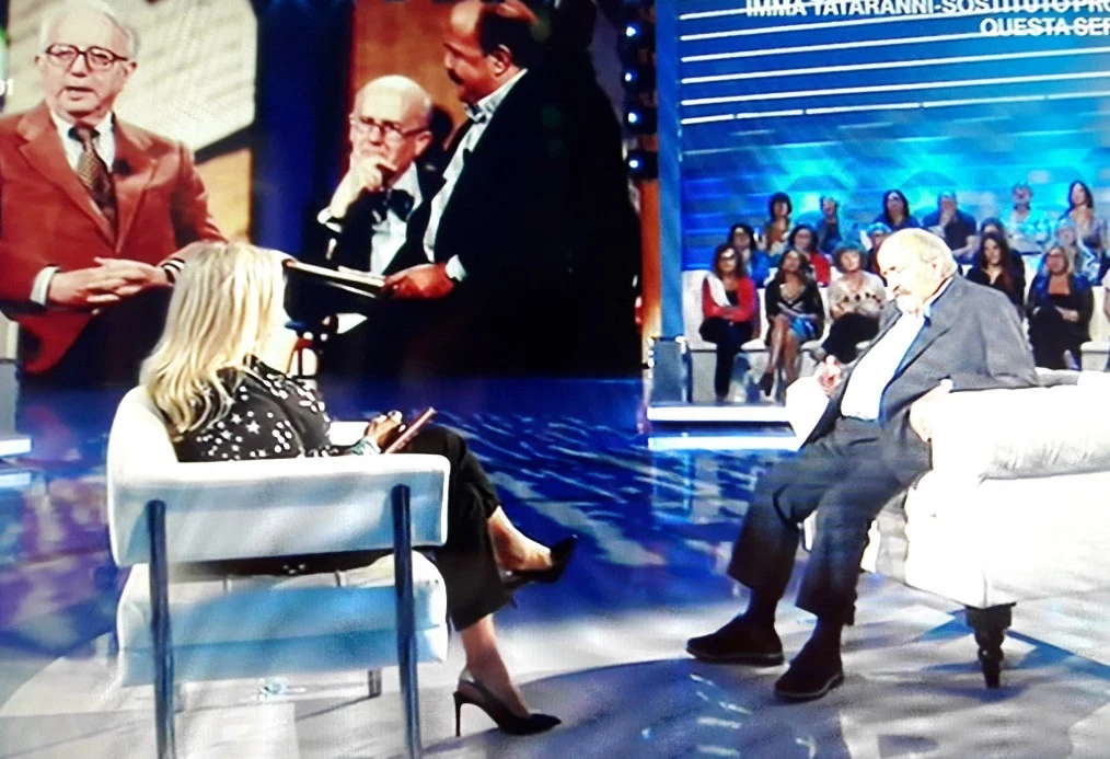 Domenica In, Maurizio Costanzo in studio: la foto del 1993 che svela una coincidenza pazzesca