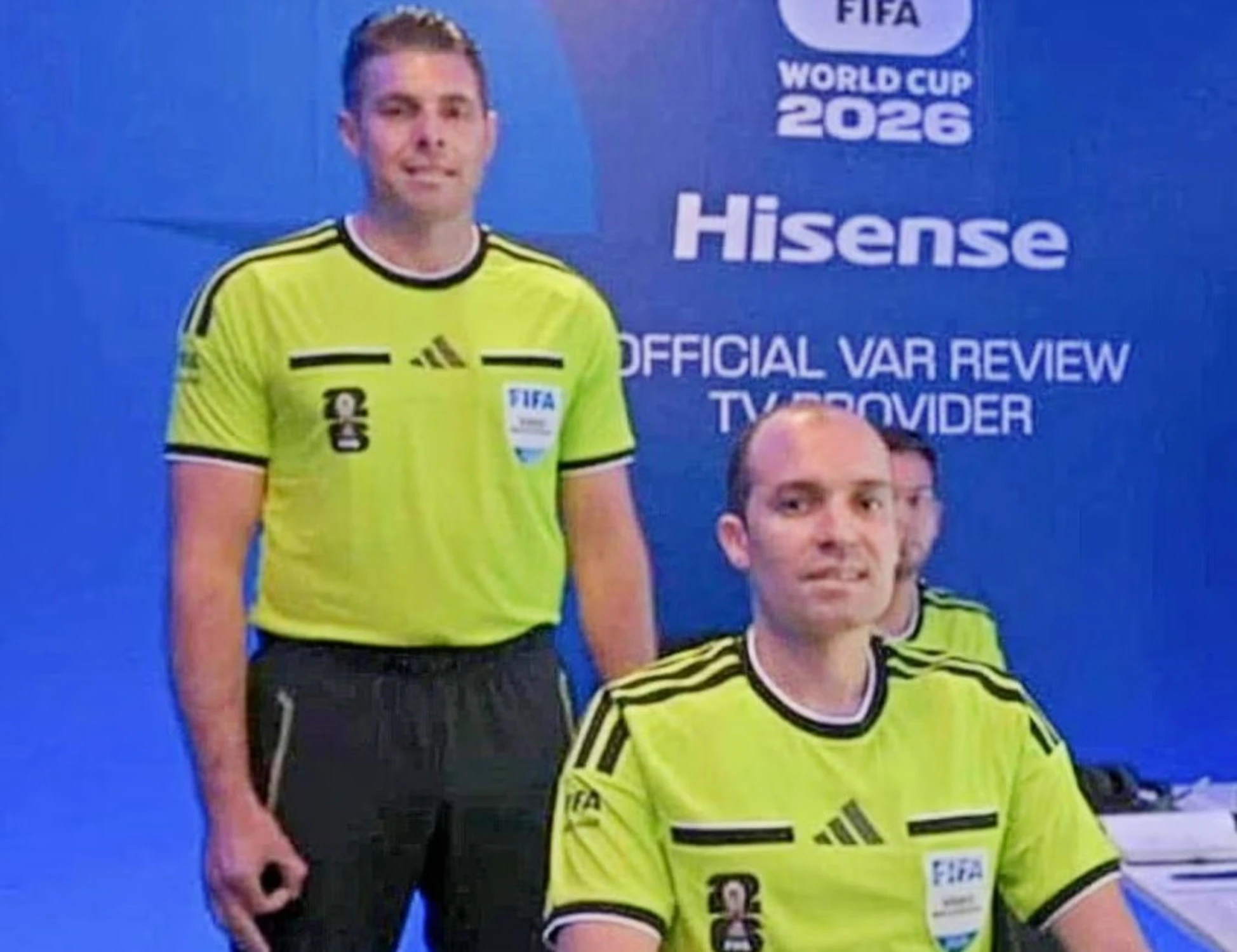 "Supremazia bianca in tv": bufera-Mondiali, il gesto di questo arbitro