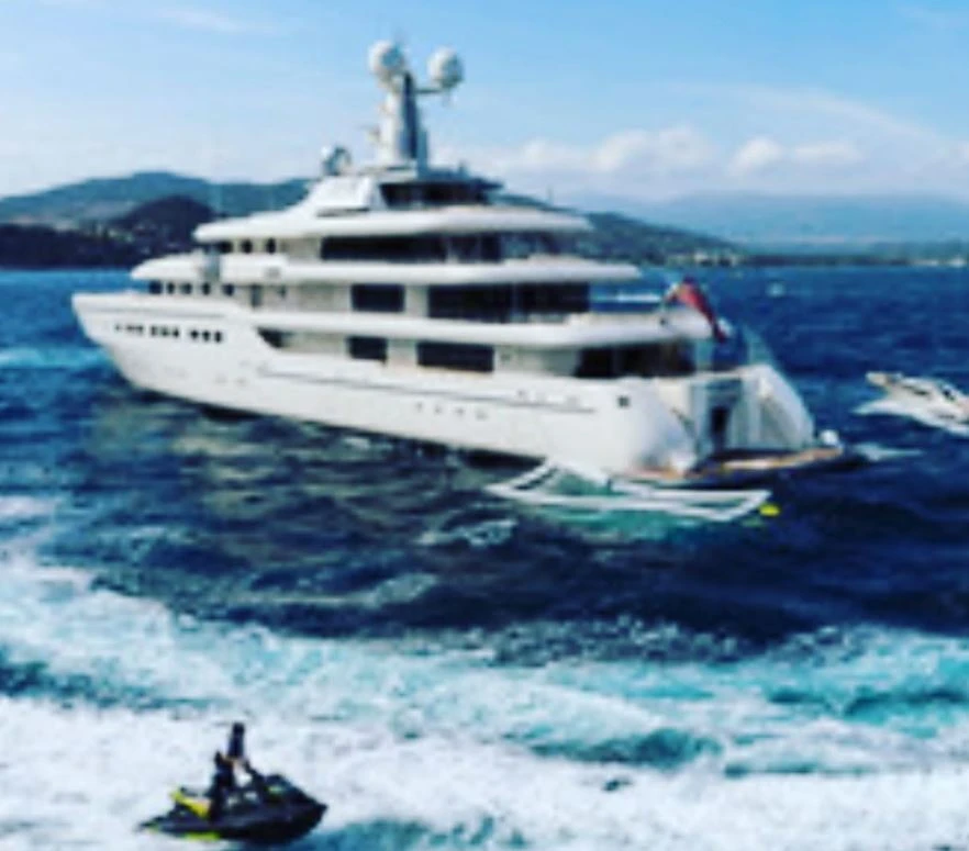 Flavio Briatore, lo sfogo per lo yacht rimbalzato a Gallipoli: "Robe da pazzi, mandano via turisti importanti"