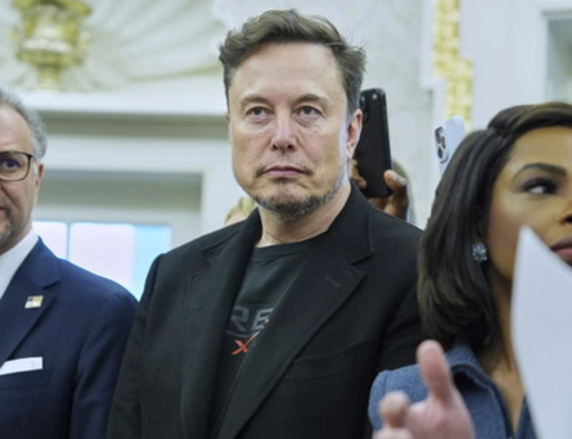 Elon Musk annuncia: "L'incarico volge al termine". L'ultimo fango: rissa e addio a Trump