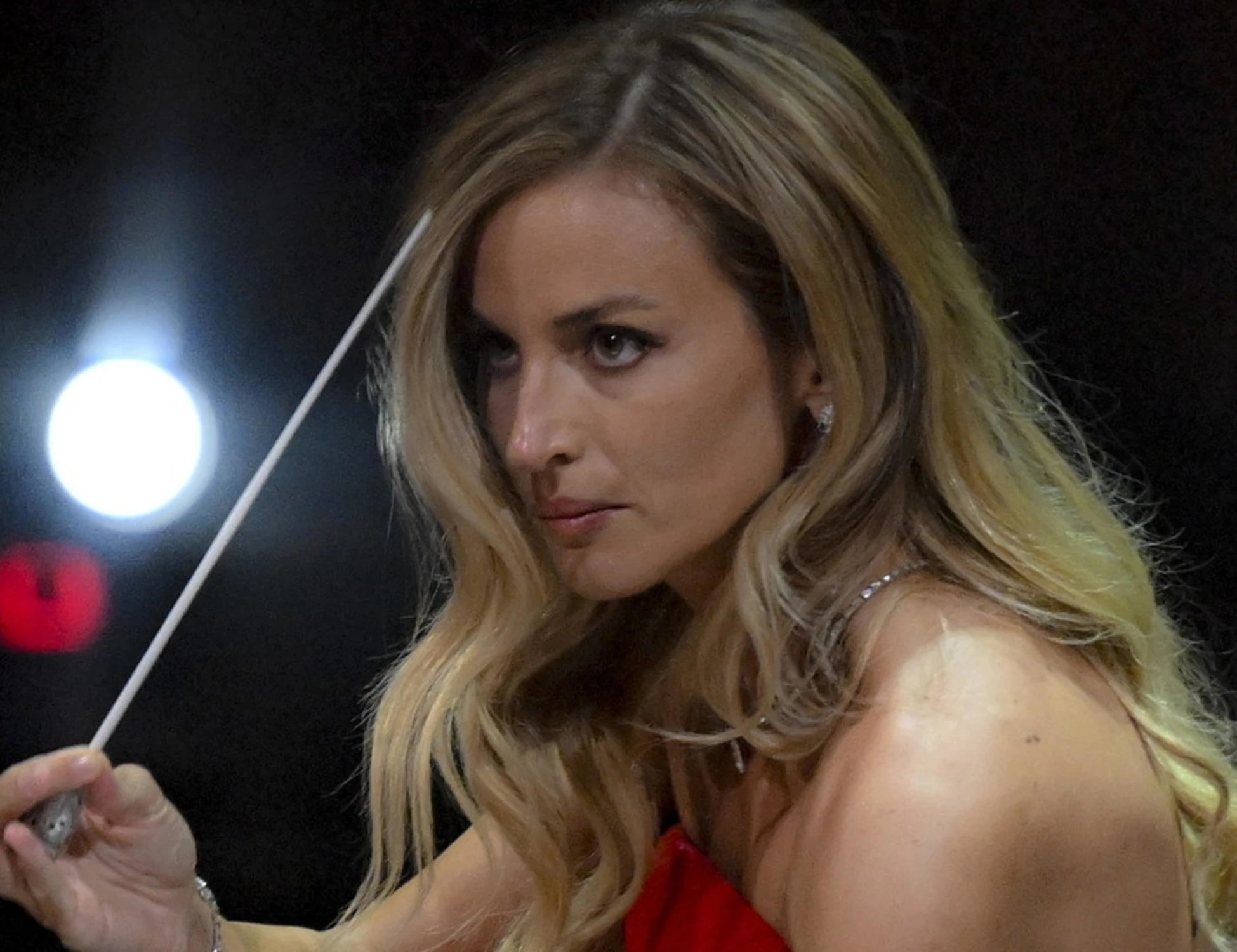 Beatrice Venezi? Giovane, bella e brava: le ragioni del fango