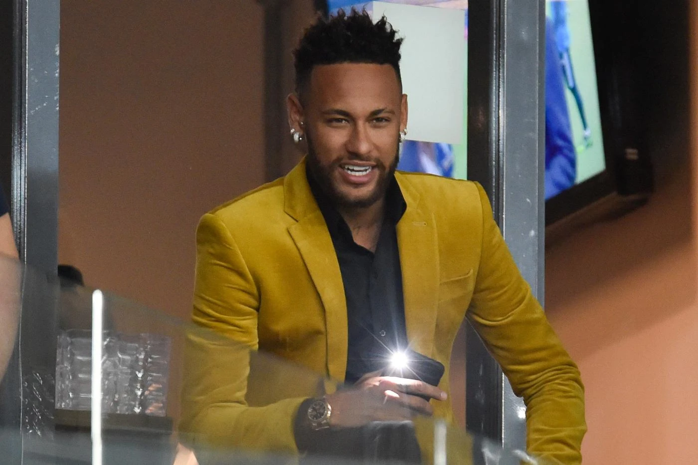 Neymar "può lasciare il Psg". Leonardo si lascia sfuggire un commento: bomba sul calcio europeo