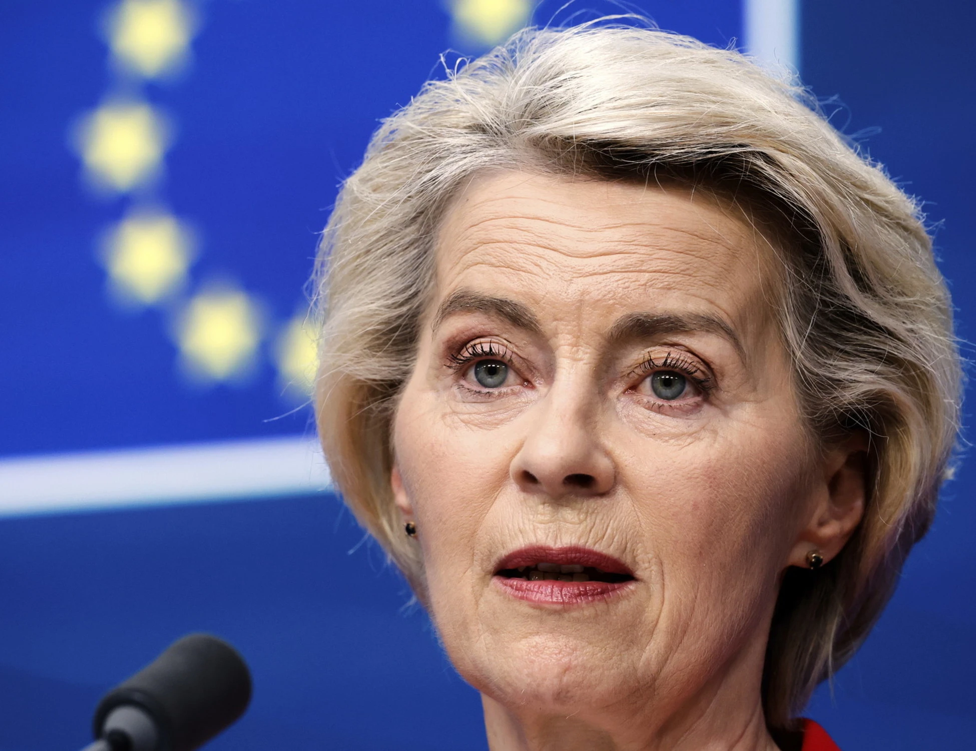 Medvedev-choc contro Von der Leyen: "Vecchia pazza da impiccare ai pinnoni delle bandiere Ue"