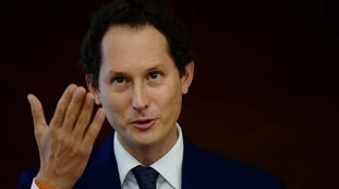 John Elkann, giacca e cravatta? Non proprio, a Taormina si presenta così: una grossa sorpresa