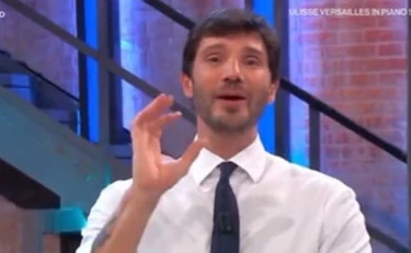 Affari tuoi, "non vi permettete!": rivolta sui titoli di coda, De Martino nel mirino