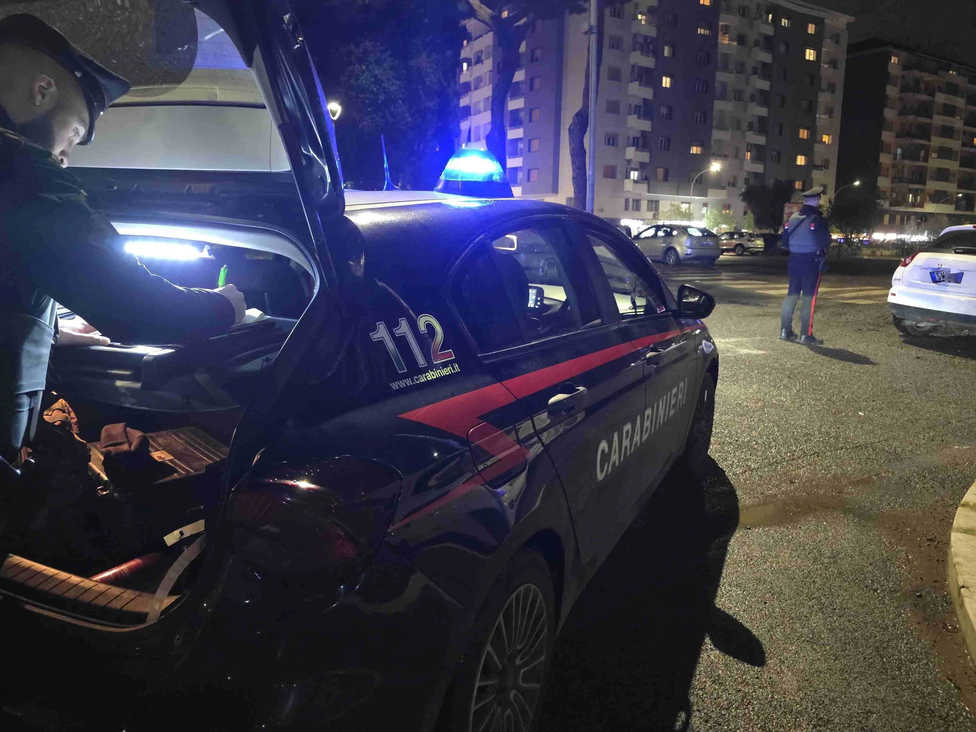 Roma, sequestrati e picchiati per 3.600 euro: due ragazzi di 19 e 22 anni fuggono da un balcone