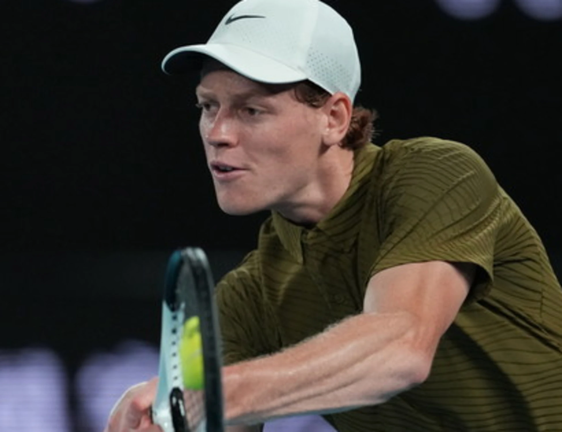 Jannik Sinner e Djokovic, "scelta deliberata": il giallo della racchetta