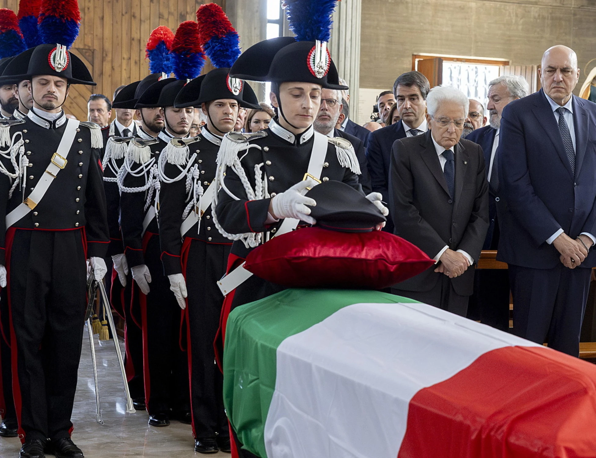 Carlo Legrottaglie, i funerali del carabiniere. Sciacalli a sinistra: "Se a sparare..."