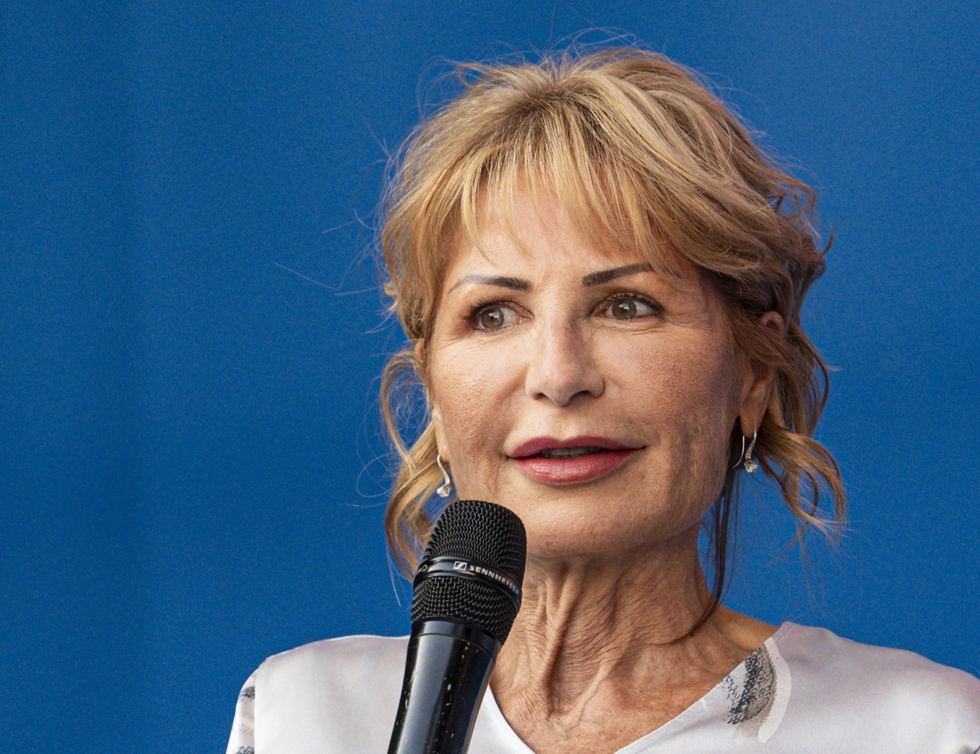 Lilli Gruber, com'è fuggita dall'incendio a Davos: paura sulla neve