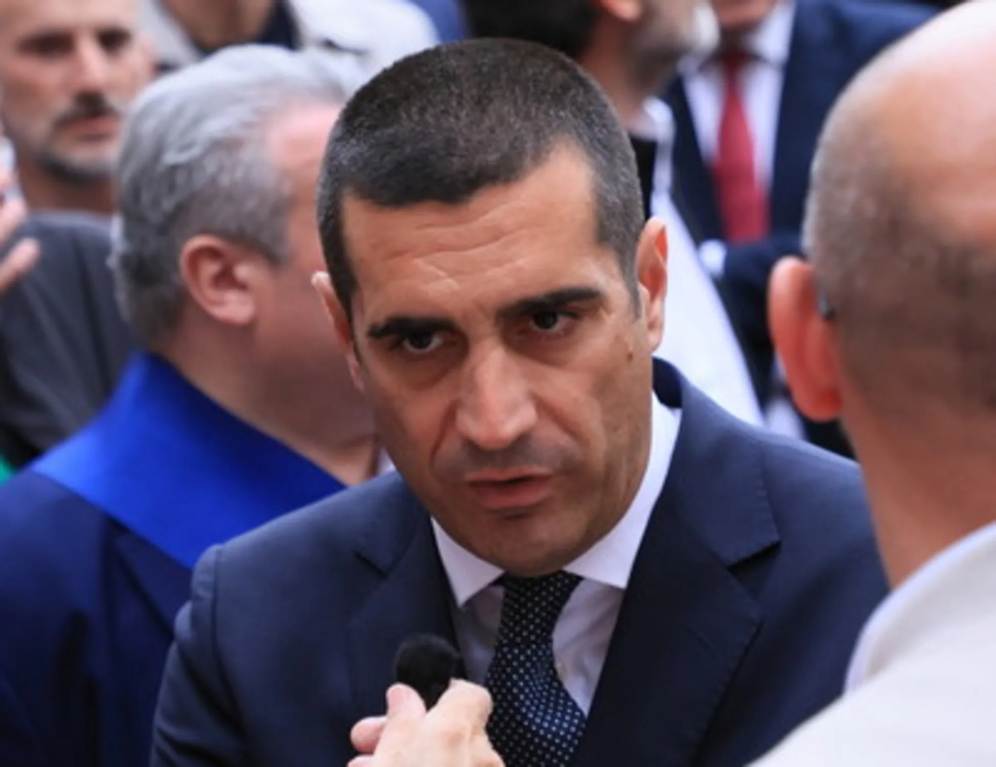 Leggi l'articolo: "Fa sorridere ma è un dramma". FdI affonda il dem De Pascale