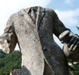 Decapitata la statua di Bossi