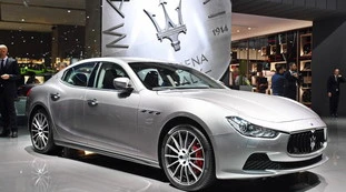 Reddito di cittadinanza? Gira in Maserati e butta via soldi al poker: disastro-M5s, ecco chi intasca l'assegno