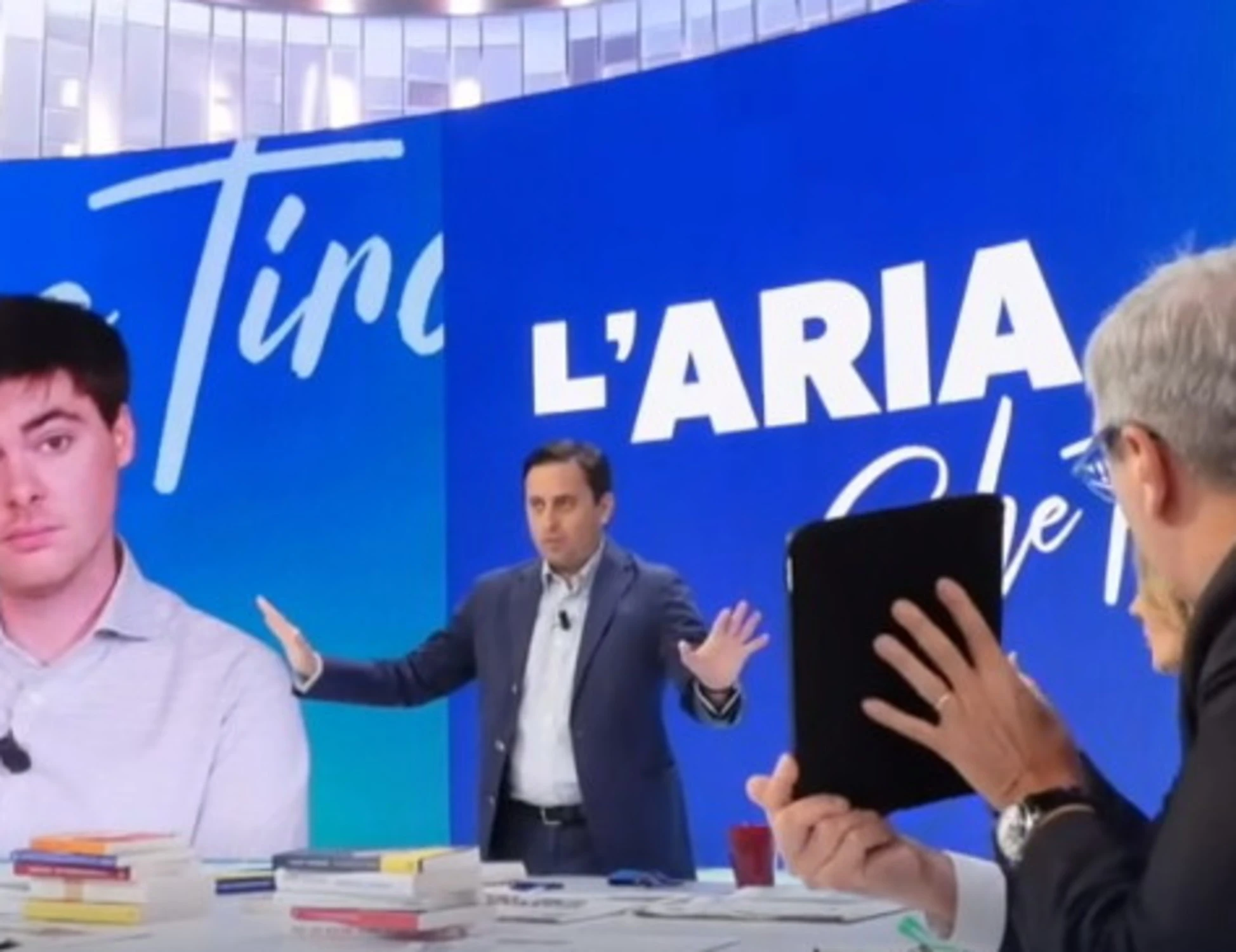 L'Aria Che Tira, Gasparri smonta il dem Romano con un gesto: cosa mostra