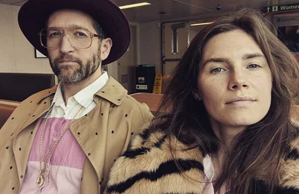 Amanda Knox vuota il sacco dopo lo scandalo dei soldi: "Mi volete distruggere" 