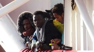 Migranti, gli scafisti si "inventano" le finte crociere per far sbarcare i clandestini in Italia