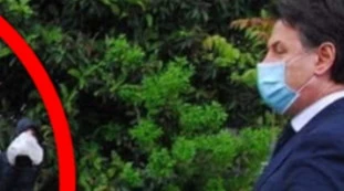 Giuseppe Conte beccato dalla Lega: nella foto un altro assembramento: "Ma non era 'se ami l’Italia, mantieni le distanze'?"