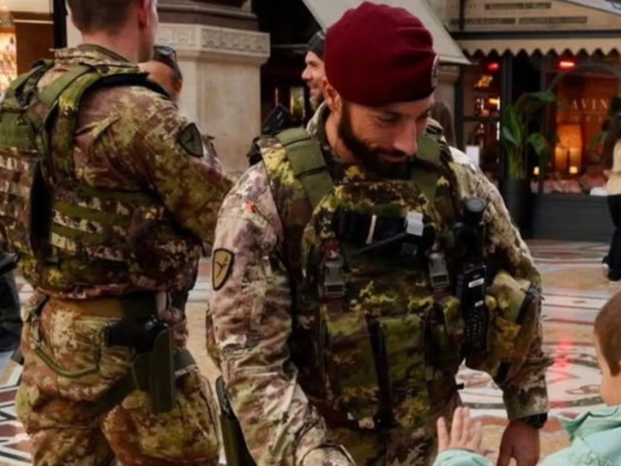 I parà della Folgore a Milano: "Solo ai delinquenti e a...", la foto che spappola i fegati rossi