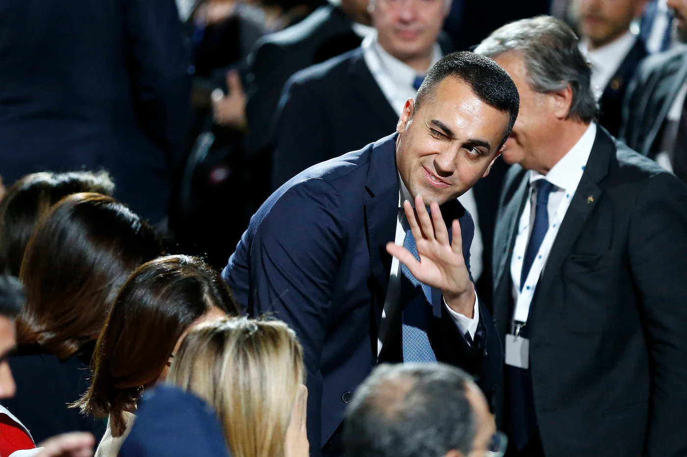 Luigi Di Maio in ginocchio da Grillo, richiesta disperata: "Me lo devi fermare". Retroscena: esplode il M5s