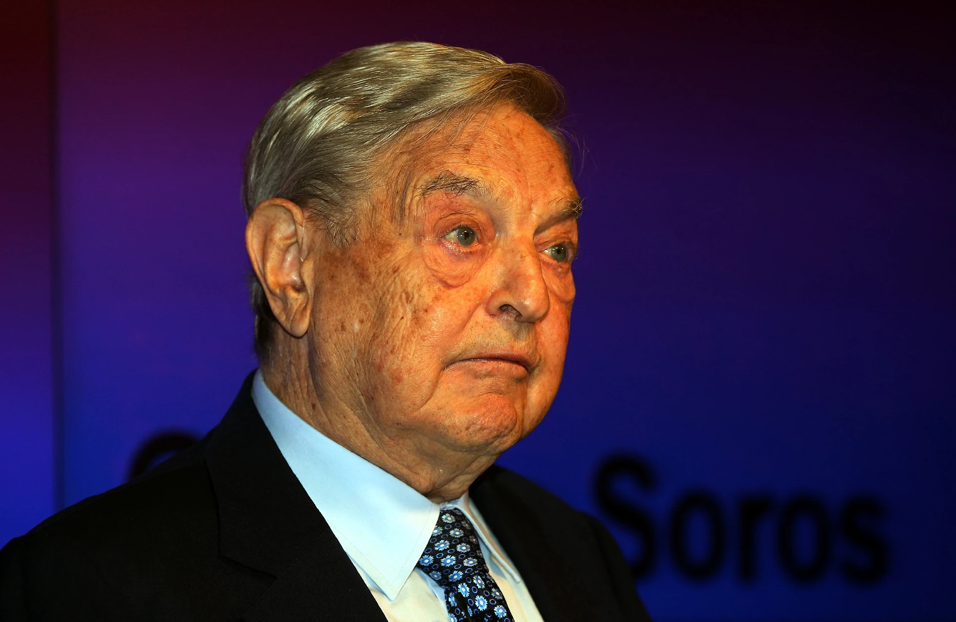 George Soros, il re degli immigrati nel mirino: pacco bomba nel suo appartamento