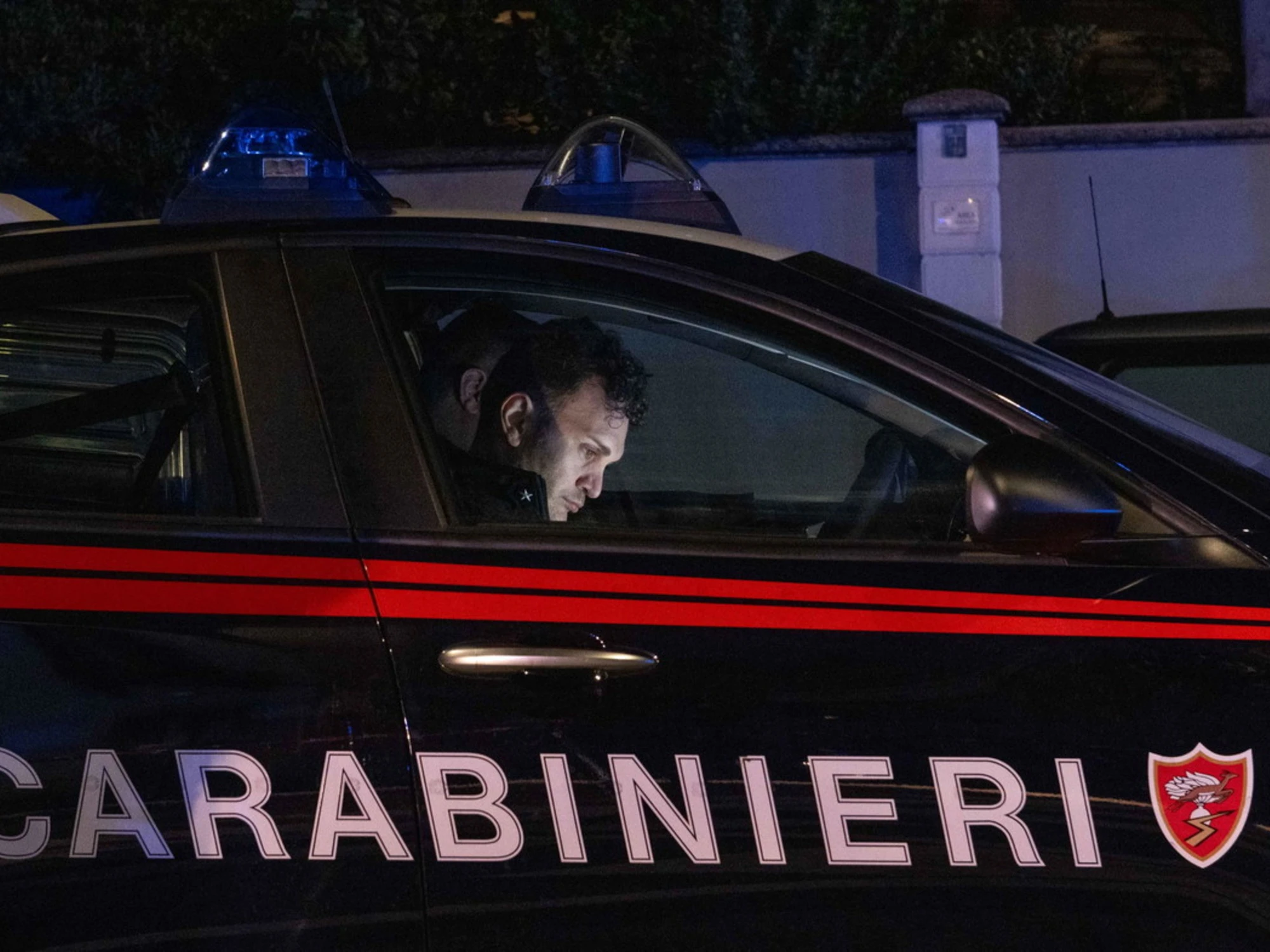 Calci, pugni e colpi di martello per rubare un orologio: fermati