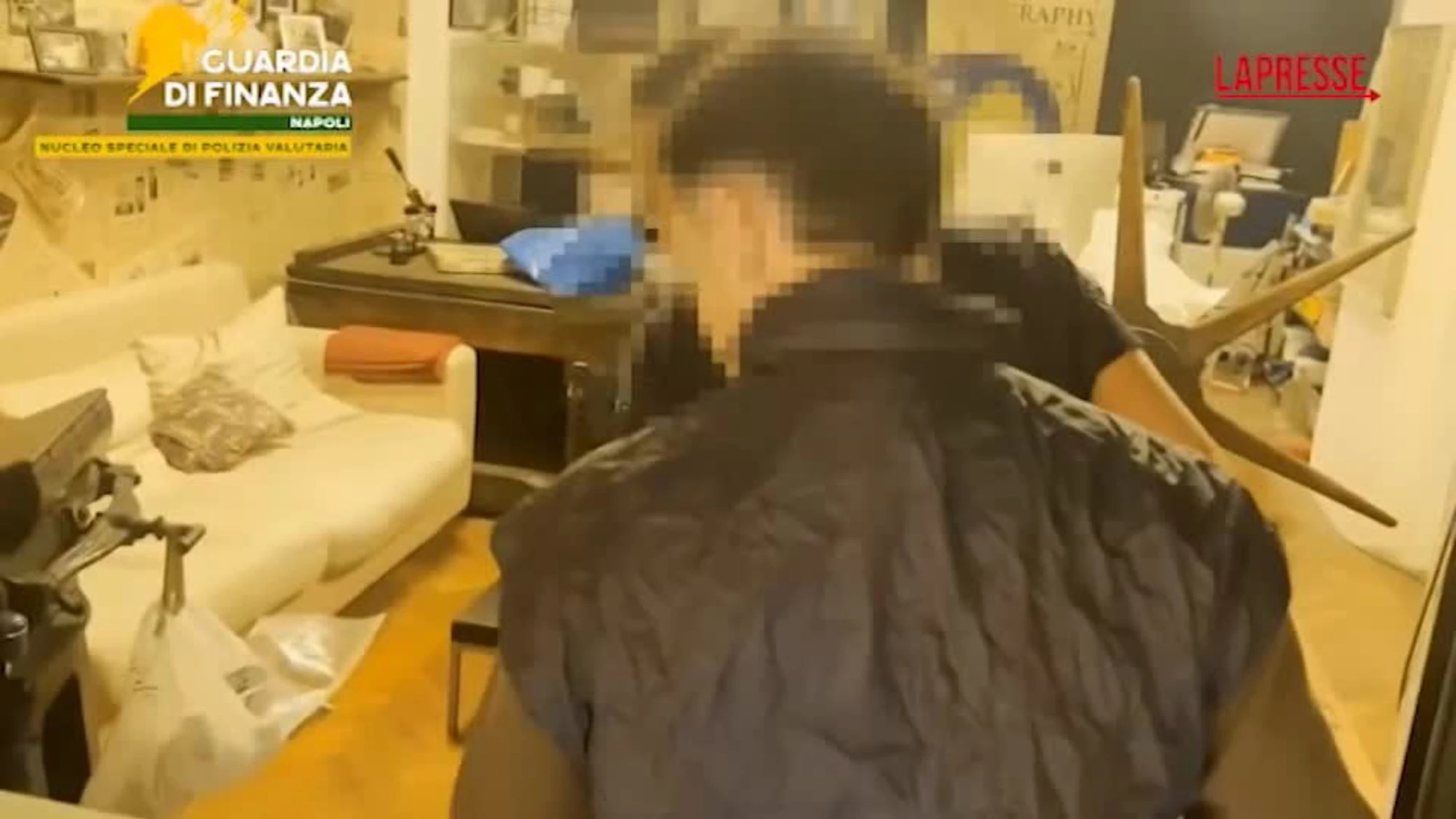 Napoli, scoperta stamperia clandestina con 12mila banconote false: 3 arresti